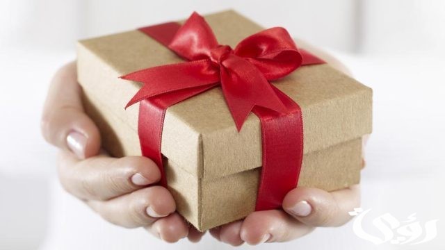 تفسير حلم إعطاء هدية لشخص
